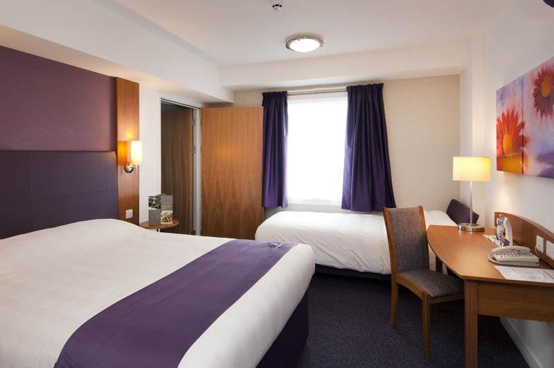 Premier Inn London Heathrow M4/J4 Hillingdon Exterior photo